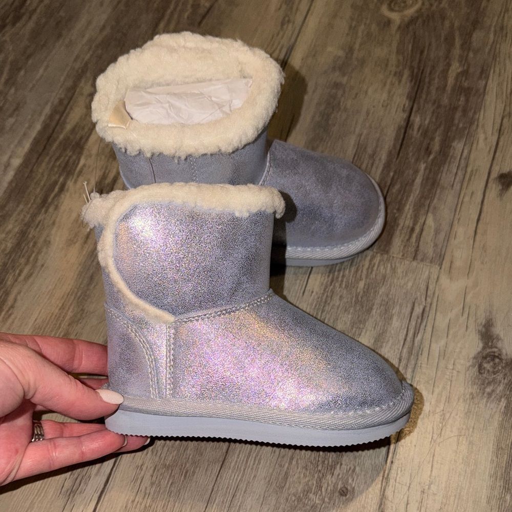 GAP Kids Iridescent Light Purple Cozy Boots with Cream Fur Trim